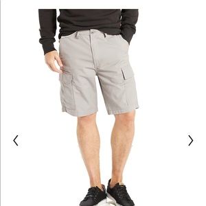 - Mens - Levi’s cargo utility shorts 33